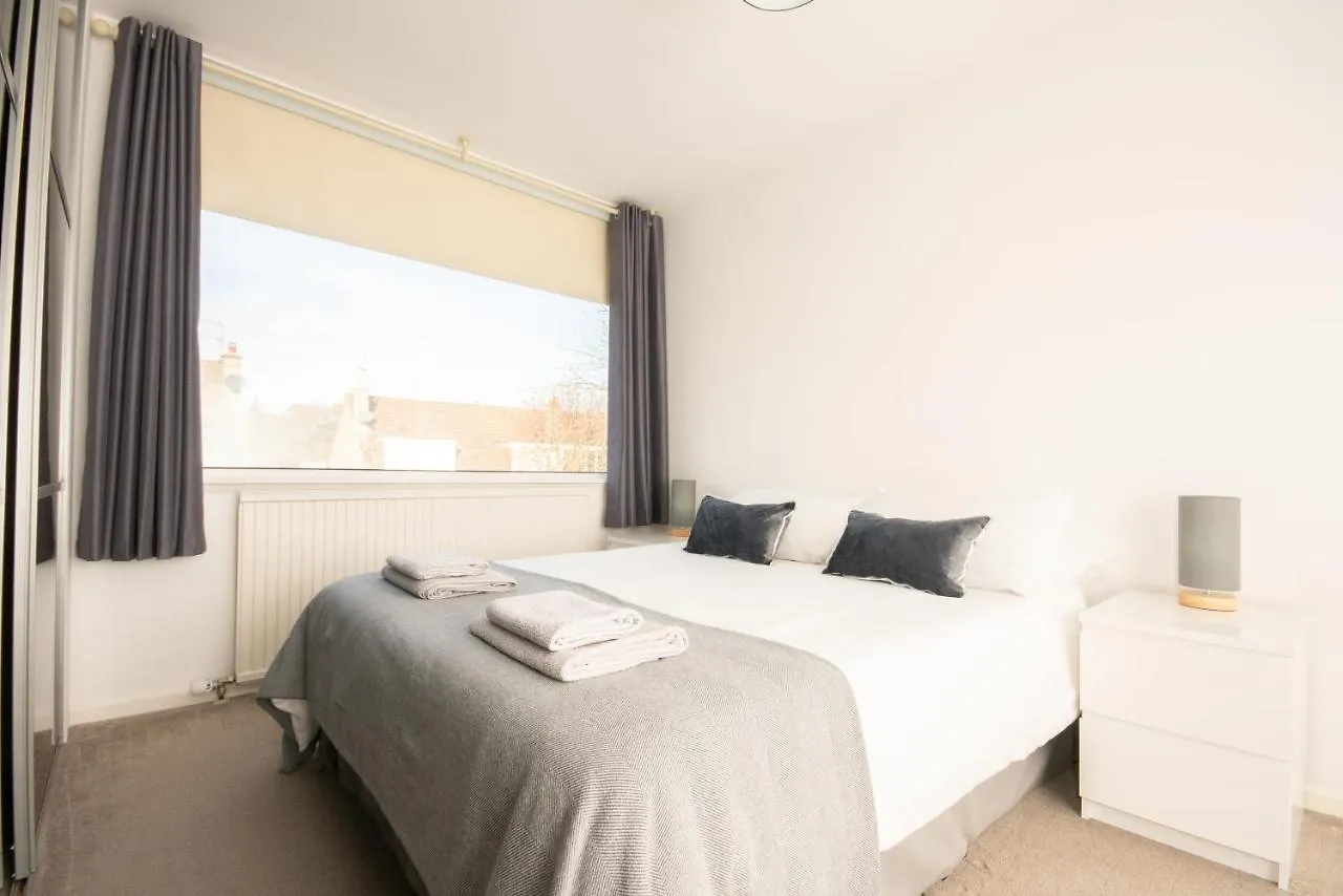 Dwellcome Home Ltd 5 Double Bedroom 2 And A Half Bathroom Aberdeen House, Free Drive Parking, Garden, Fast Wifi, Lovely Quiet Street, Ideal For Long Term Contractor, Corporate Etc Stays - See Our Site For Assurance Storbritannien