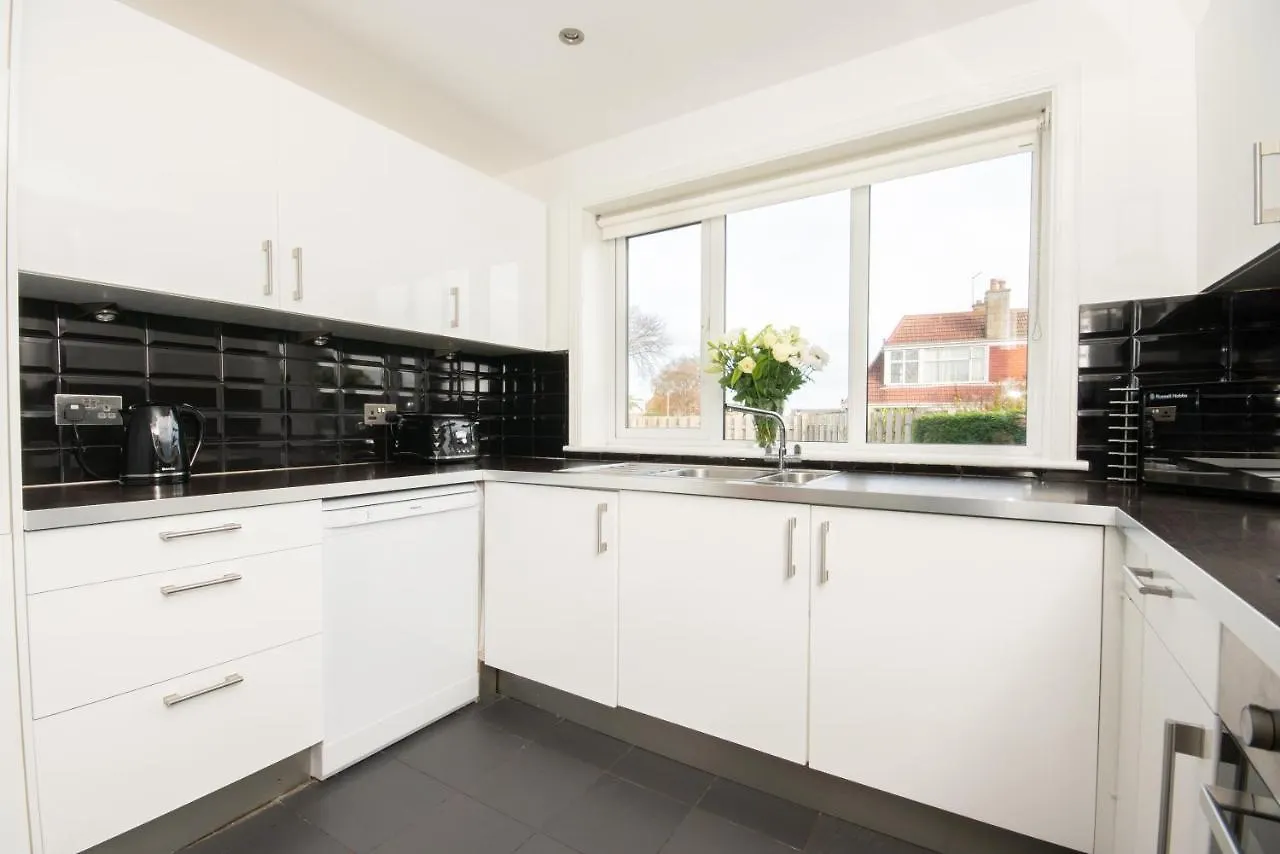 Dwellcome Home Ltd 5 Double Bedroom 2 And A Half Bathroom Aberdeen House, Free Drive Parking, Garden, Fast Wifi, Lovely Quiet Street, Ideal For Long Term Contractor, Corporate Etc Stays - See Our Site For Assurance Semesterbostad
