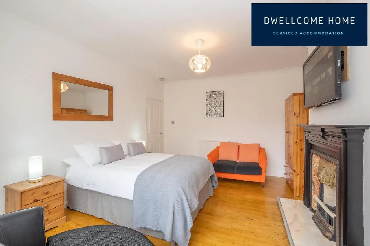 Semesterbostad Dwellcome Home Ltd 5 Double Bedroom 2 And A Half Bathroom Aberdeen House, Free Drive Parking, Garden, Fast Wifi, Lovely Quiet Street, Ideal For Long Term Contractor, Corporate Etc Stays - See Our Site For Assurance