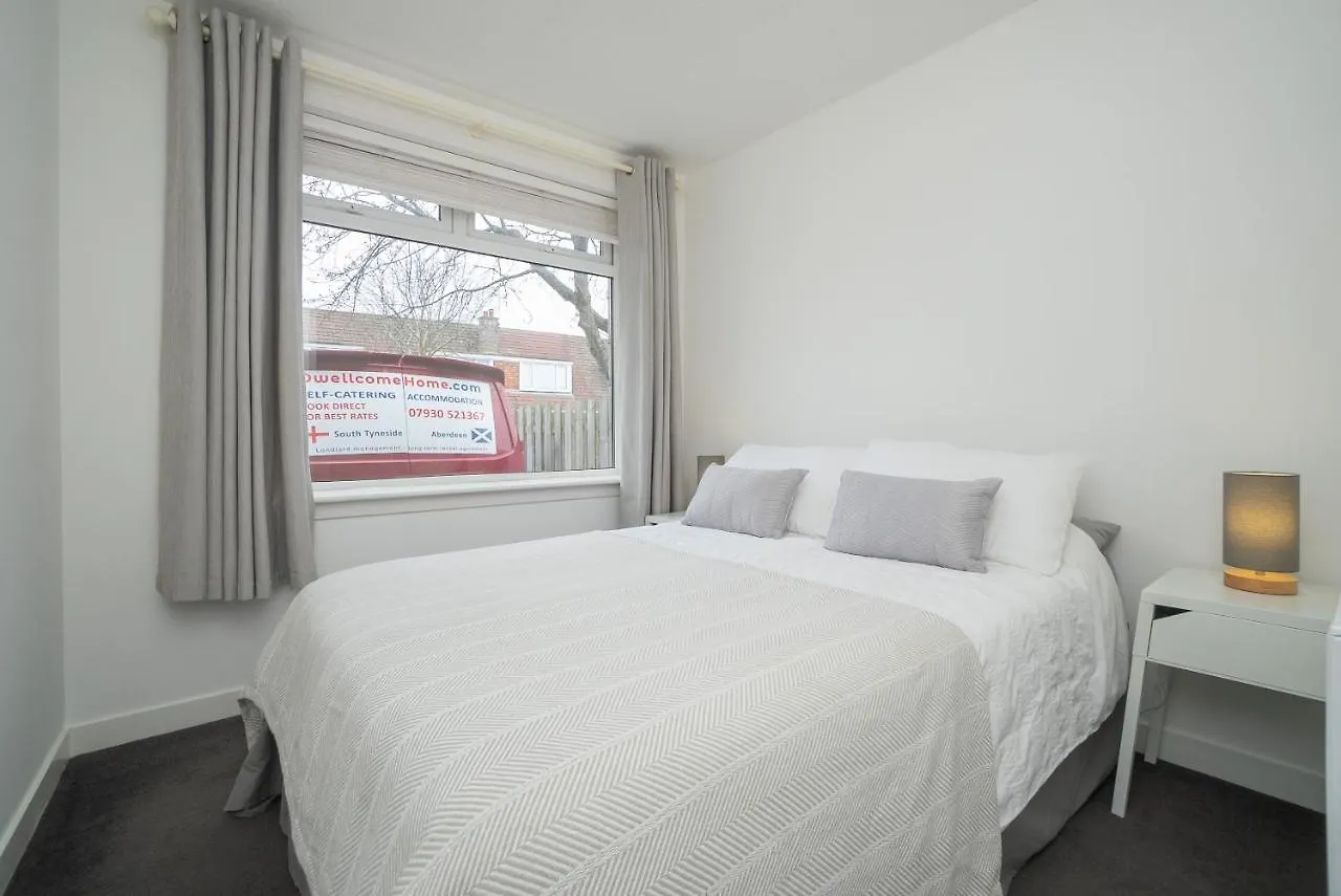 Dwellcome Home Ltd 5 Double Bedroom 2 And A Half Bathroom Aberdeen House, Free Drive Parking, Garden, Fast Wifi, Lovely Quiet Street, Ideal For Long Term Contractor, Corporate Etc Stays - See Our Site For Assurance Semesterbostad
