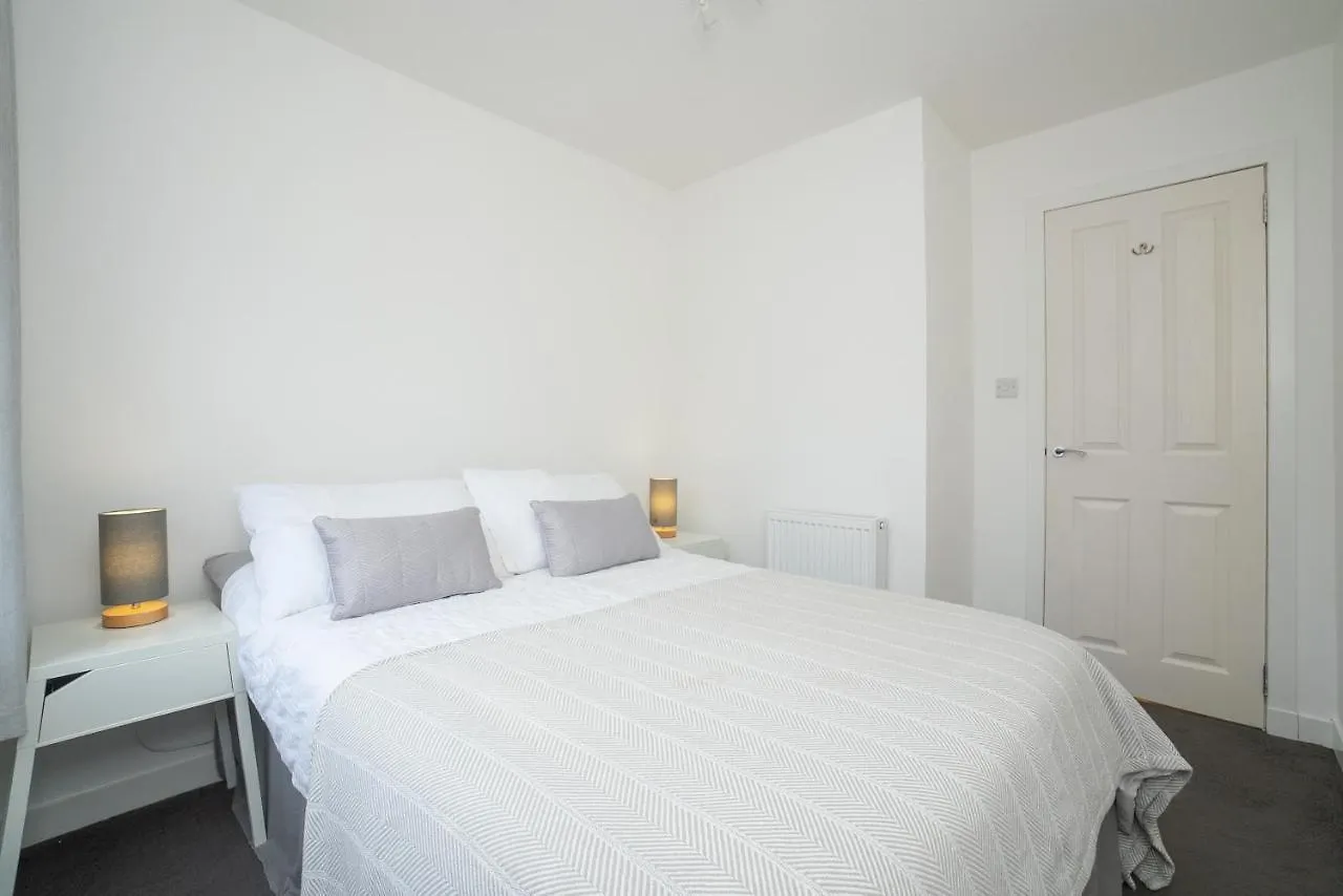 Dwellcome Home Ltd 5 Double Bedroom 2 And A Half Bathroom Aberdeen House, Free Drive Parking, Garden, Fast Wifi, Lovely Quiet Street, Ideal For Long Term Contractor, Corporate Etc Stays - See Our Site For Assurance 0*,  Storbritannien